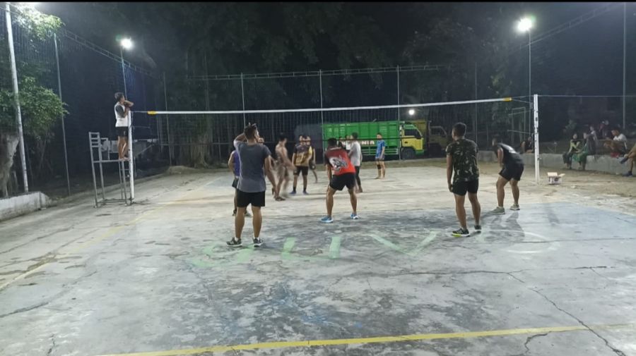 Waktu Luang Disempatkan Satgas TMMD 114 Kodim 0812 Lamongan Bermain Voli Bersama