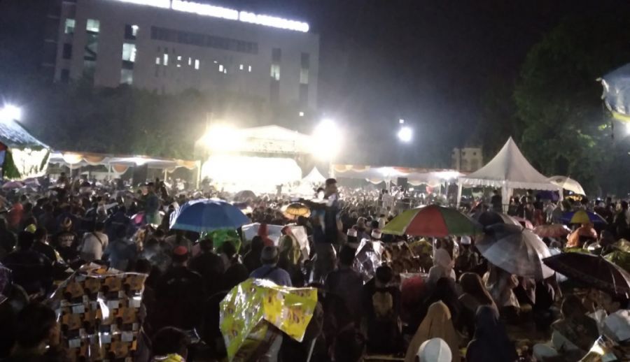 Warga Banjiri Alun-alun Bojonegoro Ikuti Sinau Bareng Cak Nun dan Pedagang Kecil Juga Dapat Berkah 