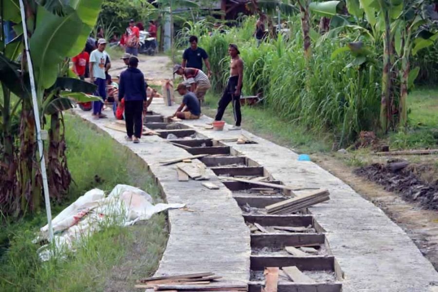 Warga Desa Nglebak Swadaya Perbaiki Jalan