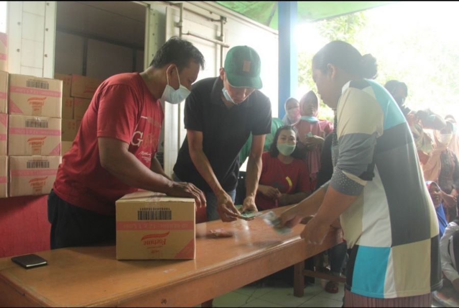 Warga Kecamatan Bubulan Sumringah Sambut Minyak Goreng Murah Pemkab Bojonegoro