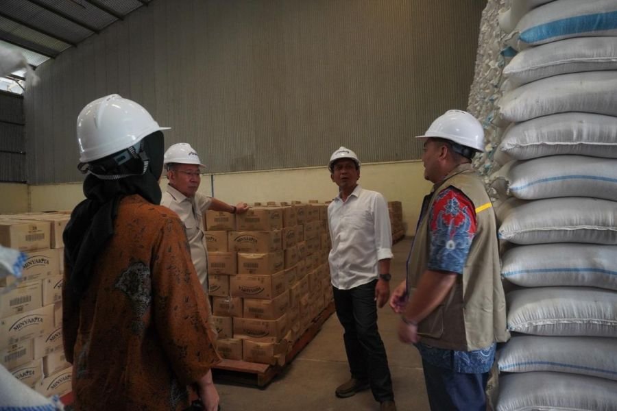 Wihadi Wijanto dan Bupati Setyo Wahono Tinjau Stok Beras di Gudang Bulog Kalitidu