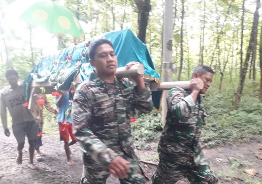 Wujud Empati, Babinsa Margomulyo Kodim 0813 Bojonegoro Bantu Prosesi Pemakaman Warga