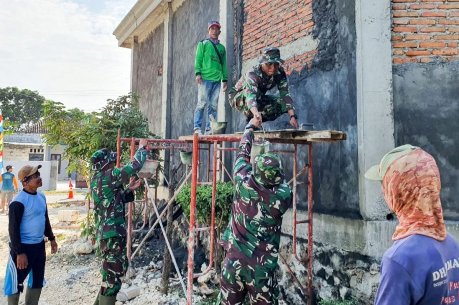 Wujud Kemanunggalan TNI-Rakyat, Koramil Temayang Bojonegoro dan Warga Gotong-Royong Cor Pembangunan