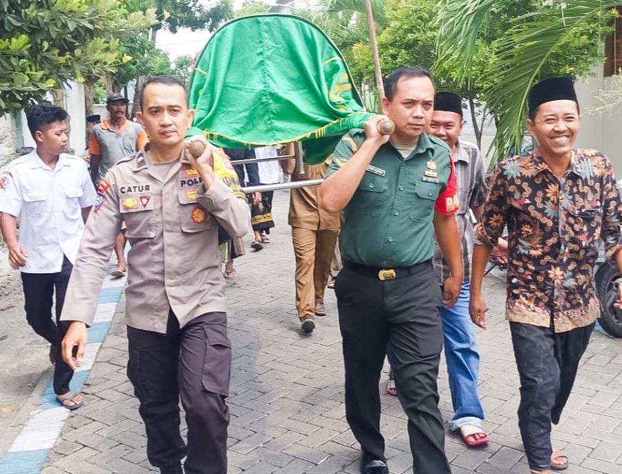 Wujud Rasa Empati, Babinsa Koramil Dander Kodim 0813 Bojonegoro bantu Prosesi Pemakaman Warga
