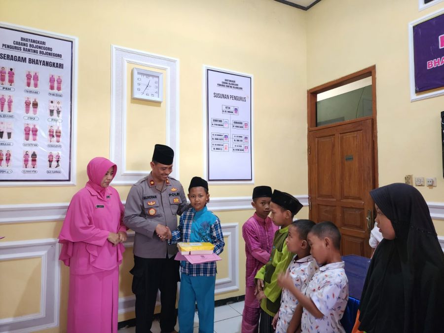 Wujud Rasa Empati Polsek Bojonegoro Kota dan Bhayangkari Gelar Santunan Anak Yatim