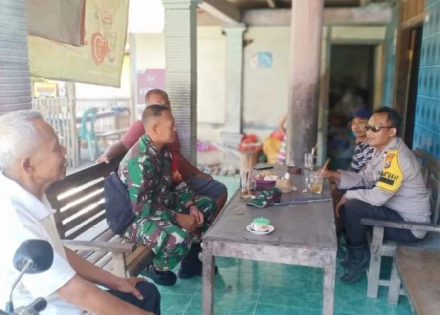 Wujudkan Kamtibmas Aman dan Kondusif, Bhabinkamtibmas dan Babinsa Sambang Warga Desa Binaan