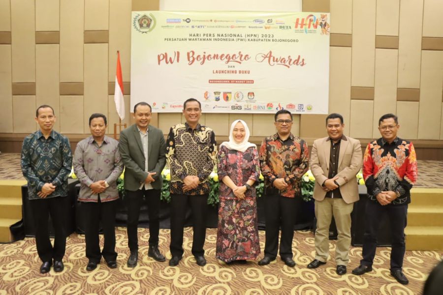 Wujudkan Keterbukaan Informasi Publik, Kapolres Bojonegoro Terima Penghargaan “PWI Bojonegoro Award”