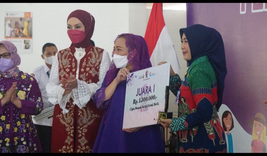 Yuni Arbaatun Juara Lomba Cipta Busana Kerja Tingkat Kabupaten Bojonegoro