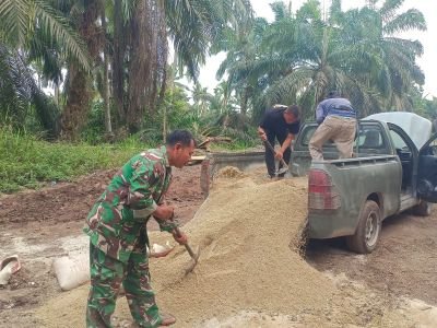 Babinsa Serma Sipayung Terus Kawal Semenisasi Jalan TMMD ke-130 di Kuala Lemang