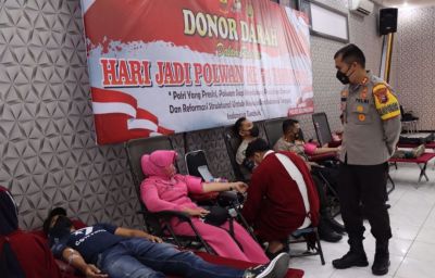 Bantu Penuhi Stok Darah di Bojonegoro, Polwan Gelar Donor Darah