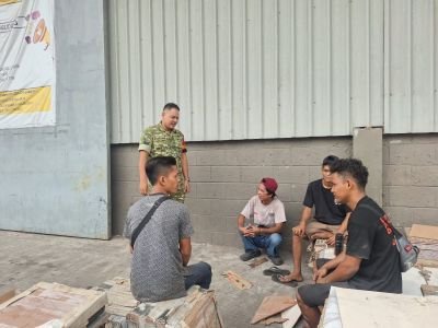 Jalin Kedekatan dengan Pekerja, Babinsa Air Hitam Gelar Komsos di Pergudangan Avian