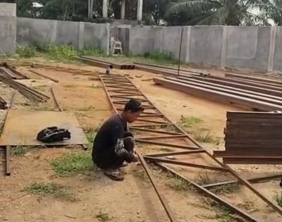 KDKMP Lahai Kemuning Lanjutkan Pembangunan, Pengelasan Tiang Kuda-Kuda Dikerjakan