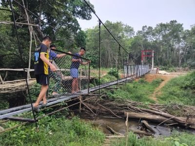 Pagar Besi Jembatan Gantung Talang Perigi Terus Dipasang
