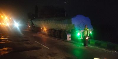 Quick Respon Polres Lamongan Amankan TKP Truck Barang Laka Tunggal di Daerah Deket Wetan