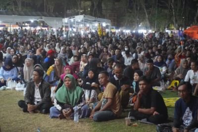 Ribuan Warga Nikmati Kulineran Gratis di Alun-alun Bojonegoro Sambil Menikmati Hiburan Seni Sandur