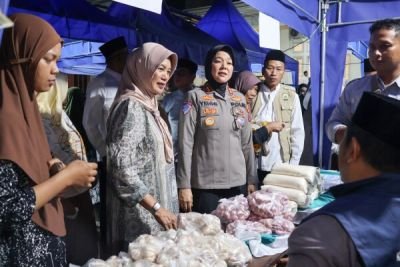 warga-belanja-murah-kebutuhan-rumah-tangga-usai-sholat-isya-berjamaah